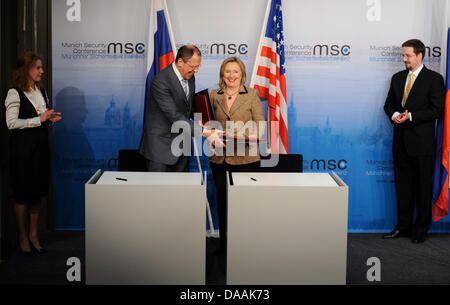 Die US-Außenministerin, Hillary Clinton (r), Und der militärischen Außenminister Sergej Lawrow, Tauschen bin Samstag (05.02.2011) Bei der 47. Sicherheitskonferenz in München (Oberbayern) sterben Verträge Zum Neuen Start-Weise aus. Das NeueAbkommen Zwischen Den USA Und Russland ist der Umfassendste Atomare Abrüstungsvertrag Seit Zwei Zusammenhang. Start der Abkürzung Steht Für strategische A sterben Stockfoto