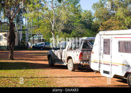 Vierradantrieb Abschleppen eine Karawane aus einem Caravan Park im Kakadu-Nationalpark, northern Territory, Australien Stockfoto