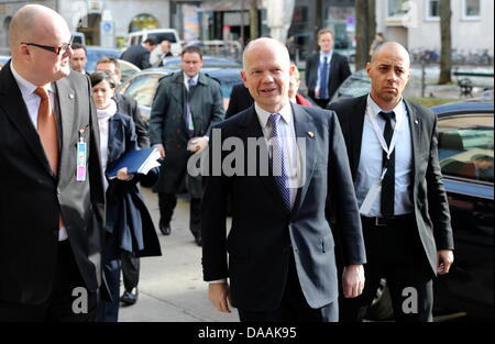 Der britischen Außenminister William Hague (M), Kommt bin Freitag (04.02.2011) Zur 47. Sicherheitskonferenz in München (Oberbayern). Bei der Konferenz Vom 4. Bis Zum 6. Februar Kommen Mehr als 350 Teilnehmer Und Etwa 60 Minister Und Regierungschefs Zusammen. Foto: Tobias Hase Dpa/lby Stockfoto