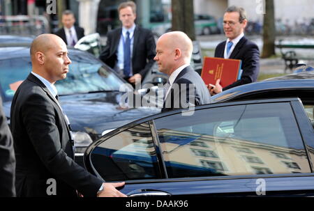 Der britischen Außenminister, William Hague (r), Kommt bin Freitag (04.02.2011) Zur 47. Sicherheitskonferenz in München (Oberbayern). Bei der Konferenz Vom 4. Bis Zum 6. Februar Kommen Mehr als 350 Teilnehmer Und Etwa 60 Minister Und Regierungschefs Zusammen. Foto: Tobias Hase Dpa/lby Stockfoto