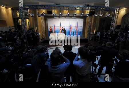 US-Außenministerin, Hillary Clinton (r), Und der militärischen Außenminister Sergej Lawrow sterben, Unterschreiben am Samstag (05.02.2011) Bei der 47. Sicherheitskonferenz in München (Oberbayern) sterben Verträge Zum Neuen Start-Weise. Das NeueAbkommen Zwischen Den USA Und Russland ist der Umfassendste Atomare Abrüstungsvertrag Seit Zwei Zusammenhang. Start der Abkürzung Steht Für strategische sterben Stockfoto