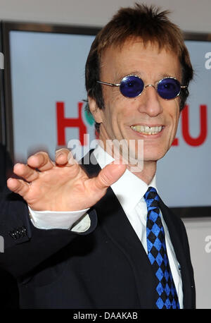 Britische Sängerin Robin Gibb kommt für 46. Goldene Kamera Award in Berlin, Deutschland, 5. Februar 2011. Die Auszeichnung würdigt die Publikumslieblinge aus Film, Fernsehen, Sport und Medien. Foto: Britta Pedersen Stockfoto