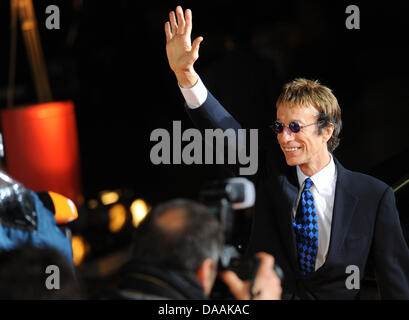 Britische Sängerin Robin Gibb kommt für 46. Goldene Kamera Award in Berlin, Deutschland, 5. Februar 2011. Die Auszeichnung würdigt die Publikumslieblinge aus Film, Fernsehen, Sport und Medien. Foto: Jens Kalaene Stockfoto