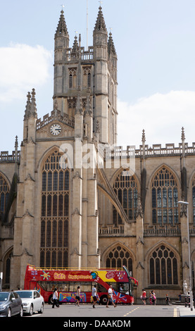 Bad City Sightseeing Tour-Bus vor Kathedrale Stockfoto