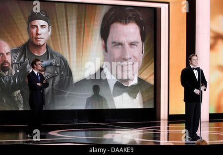 US-Schauspieler John Travolta erhält die Auszeichnung als bester internationaler Schauspieler aus britischer Musiker Robin Gibb (L) während der 46. Goldene Kamera Award Zeremonie in Berlin, Deutschland, 5. Februar 2011. Die Auszeichnung würdigt die Publikumslieblinge aus Film, Fernsehen, Sport und Medien. Foto: Tobias Schwarz Dpa/lbn Stockfoto