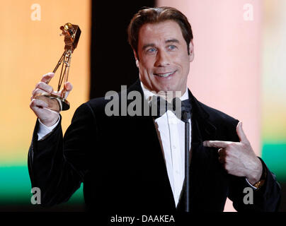 US-Schauspieler John Travolta erhält die Auszeichnung als bester internationaler Schauspieler während der 46. Goldene Kamera Award Zeremonie in Berlin, Deutschland, 5. Februar 2011. Die Auszeichnung würdigt die Publikumslieblinge aus Film, Fernsehen, Sport und Medien. Foto: Tobias Schwarz Dpa/lbn Stockfoto