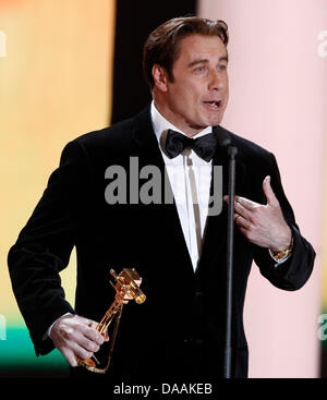 US-Schauspieler John Travolta erhält die Auszeichnung als bester internationaler Schauspieler während der 46. Goldene Kamera Award Zeremonie in Berlin, Deutschland, 5. Februar 2011. Die Auszeichnung würdigt die Publikumslieblinge aus Film, Fernsehen, Sport und Medien. Foto: Tobias Schwarz Dpa/lbn Stockfoto