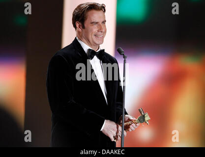 US-Schauspieler John Travolta erhält die Auszeichnung als bester internationaler Schauspieler während der 46. Goldene Kamera Award Zeremonie in Berlin, Deutschland, 5. Februar 2011. Die Auszeichnung würdigt die Publikumslieblinge aus Film, Fernsehen, Sport und Medien. Foto: Tobias Schwarz Dpa/lbn Stockfoto