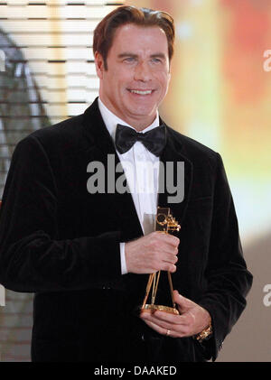 US-Schauspieler John Travolta erhält die Auszeichnung als bester internationaler Schauspieler während der 46. Goldene Kamera Award Zeremonie in Berlin, Deutschland, 5. Februar 2011. Die Auszeichnung würdigt die Publikumslieblinge aus Film, Fernsehen, Sport und Medien. Foto: Tobias Schwarz Dpa/lbn Stockfoto