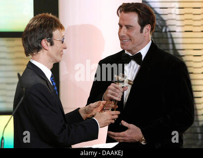 US-Schauspieler John Travolta (R) erhält die Auszeichnung als bester internationaler Schauspieler aus britischer Musiker Robin Gibb während der 46. Goldene Kamera Award Zeremonie in Berlin, Deutschland, 5. Februar 2011. Die Auszeichnung würdigt die Publikumslieblinge aus Film, Fernsehen, Sport und Medien. Foto: Tobias Schwarz Dpa/lbn Stockfoto