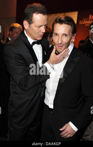 Ehemaliger deutscher Boxer Henry Maske (L) und Schauspieler Mark Keller während der Party des 46. Goldene Kamera Award in Berlin, Deutschland, 5. Februar 2011 zu feiern. Die Auszeichnung würdigt die Publikumslieblinge aus Film, Fernsehen, Sport und Medien. Foto: Jens Kalaene Dpa/lbn Stockfoto