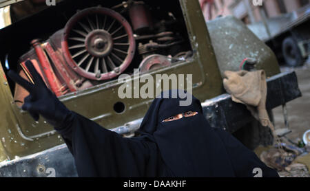 Eine weibliche Demonstrant Fashes ein Sieg unterzeichnen während der Proteste auf dem Tahrir-Platz in Kairo, Ägypten, am 6. Februar 2011. Proteste gegen die Regierung trat ihre 13. Tag in Ägypten, als Lösungen Glühwein wird, wurden um eine Machtverschiebung herbeizuführen, um politischen Lähmung des Landes zu beenden. Foto: Hannibal dpa Stockfoto