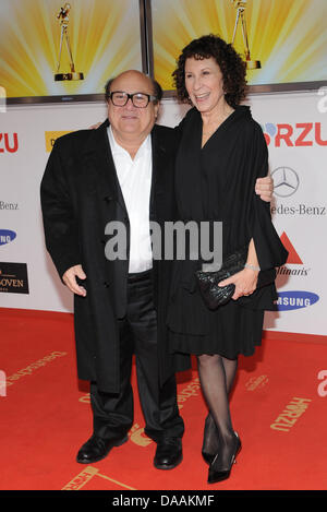 US-Schauspieler Danny DeVito und seine Frau Rhea Perlman kommen für den 46. Goldene Kamera Award in Berlin, Deutschland, 5. Februar 2011. Die Auszeichnung würdigt Publikumslieblinge aus den Bereichen Film, Fernsehen, Sport und Medien. Foto: Britta Pedersen Stockfoto