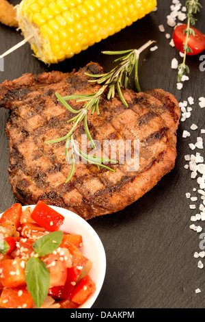 Gegrilltes Steak mit Sauce und grünen Stockfoto