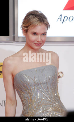 US-Schauspielerin Renee Zellweger für die 46. kommt vergibt Goldene Kamera in Berlin, Deutschland, 5. Februar 2011. Die Auszeichnung würdigt Publikumslieblinge aus den Bereichen Film, Fernsehen, Sport und Medien. Foto: XAMAX Stockfoto