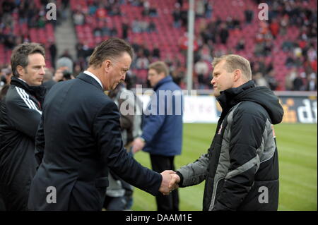 Münchens Trainer Louis van Gaal (L) und der Kölner Trainer Frank Schaefer Hände schütteln vor der Fußball-Bundesliga zwischen 1. FC Köln und FC Bayern München in der Publikumseingänge in Köln, Deutschland, 5. Februar 2011 übereinstimmen. Foto: Federico Gambarini Stockfoto