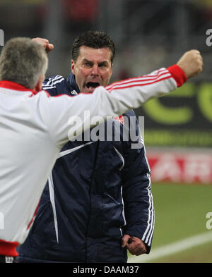 Nürnbergs Head, die Coach Dieter Hecking (R) feiert, nachdem seine Mannschaft die Bundesliga-Fußball gewann-match zwischen 1. FC Nürnberg und Bayer 04 Leverkusen im EasyCredit Stadion in Nürnberg, 5. Februar 2011. Nürnberg gewann das Spiel 1: 0. Foto: Daniel Karmann Stockfoto