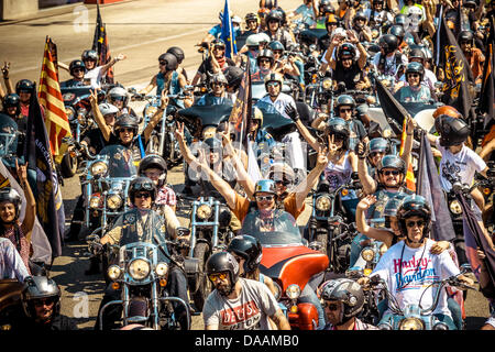 Barcelona, Spanien. 7. Juli 2013. Tausende nehmen die Straßen von Barcelona für die große Flaggenparade der Barcelona Harley Tage Kredit: Matthias Oesterle/Alamy Live News Stockfoto