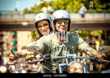 Barcelona, Spanien. 7. Juli 2013. Ein paar auf ihrer Harley-Davidson an die große Flaggenparade der Barcelona Harley Tage Kredit teilnehmen: Matthias Oesterle/Alamy Live News Stockfoto