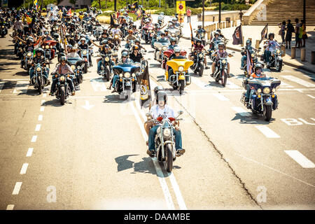 Barcelona, Spanien. 7. Juli 2013. Tausende nehmen die Straßen von Barcelona für die große Flaggenparade der Barcelona Harley Tage Kredit: Matthias Oesterle/Alamy Live News Stockfoto