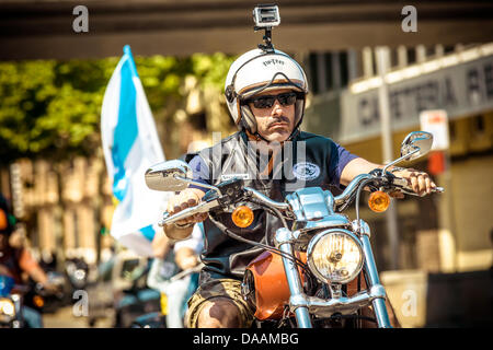 Barcelona, Spanien. 7. Juli 2013. Eine Fahrt auf seiner Harley-Davidson beteiligt sich an die große Flaggenparade der Barcelona Harley Tage Kredit: Matthias Oesterle/Alamy Live News Stockfoto