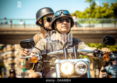 Barcelona, Spanien. 7. Juli 2013. Ein paar auf ihrer Harley-Davidson an die große Flaggenparade der Barcelona Harley Tage Kredit teilnehmen: Matthias Oesterle/Alamy Live News Stockfoto