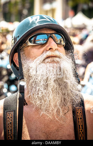 Barcelona, Spanien. 7. Juli 2013. Ein easy Rider hat seinen Kurs durch die Stadt beendet, während die große Flaggenparade an den Barcelona Harley Tage Kredit: Matthias Oesterle/Alamy Live News Stockfoto