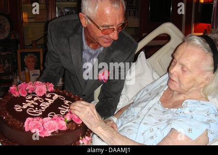 Frederic Prinz von Anhalt liefert einen Geburtstag Kuchen an die 94-j hrige Ehefrau Zsa Zsa Gabor in ihrem Haus in Los Angeles, Deutschland, 6. Februar 2011. Foto: Privat Stockfoto