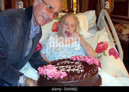 Frederic Prinz von Anhalt liefert einen Geburtstag Kuchen an die 94-j hrige Ehefrau Zsa Zsa Gabor in ihrem Haus in Los Angeles, Deutschland, 6. Februar 2011. Foto: Privat Stockfoto