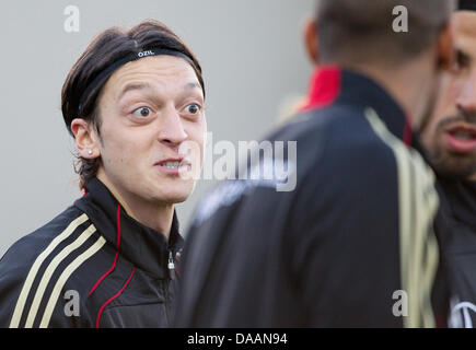 Deutsche Nationalspieler spielt Mesut Oezil mit Augen weit offen beim Training der deutschen Nationalmannschaft bei der Sport Center Kamen Kaiserau, Deutschland, 8. Februar 2011. Die deutsche Nationalmannschaft spielt gegen Italien in einem Freundschaftsspiel am 9. Februar 2011. Foto: Friso Gentsch Stockfoto