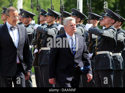 Keila, Estland, 9. Juli 2013. German President Joachim Gauck (R) ist vom estnischen Präsidenten Toomas Hendrik Ilves in Tallinn, Estland, 9. Juli 2013 mit militärischen Ehren empfangen. Foto: WOLFGANG KUMM/Dpa/Alamy Live News Stockfoto