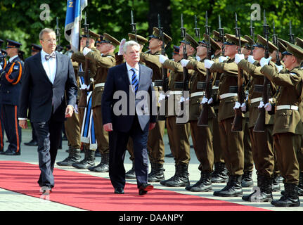 Keila, Estland, 9. Juli 2013. German President Joachim Gauck (R) ist vom estnischen Präsidenten Toomas Hendrik Ilves in Tallinn, Estland, 9. Juli 2013 mit militärischen Ehren empfangen. Foto: WOLFGANG KUMM/Dpa/Alamy Live News Stockfoto