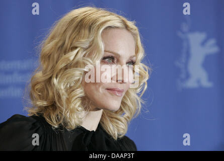 () - ein Dpa-Datei Bild vom 13. Februar 2008 zeigt Popstar Madonna auf der Berlinale in Berlin, Deutschland. Auf der diesjährigen 61. Berlinale wird Madonna ihr neuestes Filmprojekt präsentieren. Foto: Jörg Carstensen Stockfoto