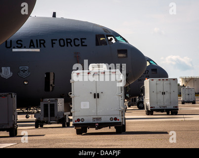 Ein Flieger aus der 437th Pflegegruppe führen Wartungsarbeiten an c-17 Globemaster III 26. Juni 2013, auf der Flightline auf gemeinsame Basis-Charleston - Luftwaffenstützpunkt, S.C.-Flieger aus der 437th MXG führen Wartungsarbeiten an c-17 täglich. Stockfoto