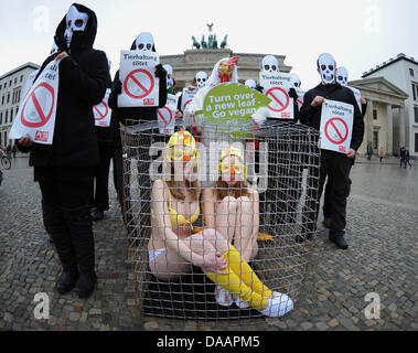 PETA-Aktivisten protestieren gegen Massentierhaltung in Berlin, Deutschland, 21. Januar 2011. Foto: HANNIBAL Stockfoto