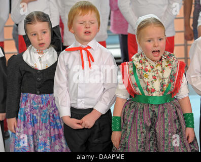 Sorbischen Mädchen und jungen feiern die traditionellen "Vögel Hochzeit" ("Ptaci Kwas") in Dresden, Deutschland, 21. Januar 2011. Foto: MATTHIAS HIEKEL Stockfoto