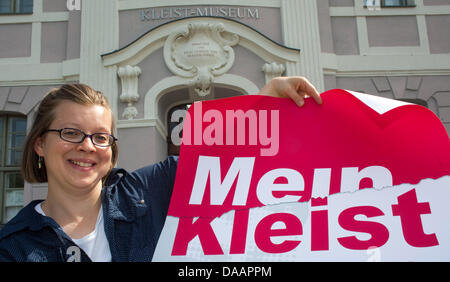 (DATEI) Eine Archivfoto datiert 17. August 2009 zeigt einen Mitarbeiter des Kleist-Museums, Elisabeth Frisch, hält ein Plakat für das Kleist-Festival 2009 in Frankfurt Oder, Deutschland. 200 hundert Jahren am 21. November 1811, der Dichter Heinrich von Kleist hat sein eigenes Leben. Foto: Patrick Pleul Stockfoto