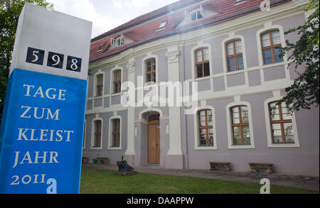 (DATEI) Eine Archivfoto vom 14. Juli 2009 zeigt ein Zeichen hinter dem Kleist-Museum zählen die Tage bis zum Kleist-Jahr 2011. 200 hundert Jahren am 21. November 1811, der Dichter Heinrich von Kleist hat sein eigenes Leben. Foto: Patrick Pleul Stockfoto