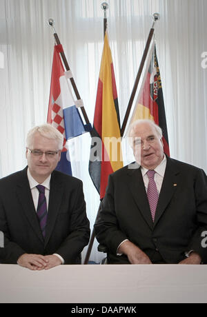 Altkanzler Helmut Kohl (R, CDU) grüßt kroatischen Präsidenten Ivo Josipovic, im Gästehaus der Landesregierung in Mainz, Deutschland, 21. Januar 2011. Foto: FREDRIK VON ERICHSEN Stockfoto