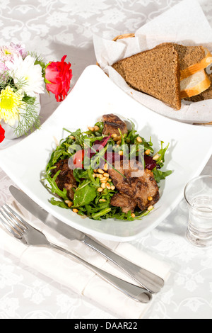 Kaninchen Leber-Salat mit Rucola in einem restaurant Stockfoto