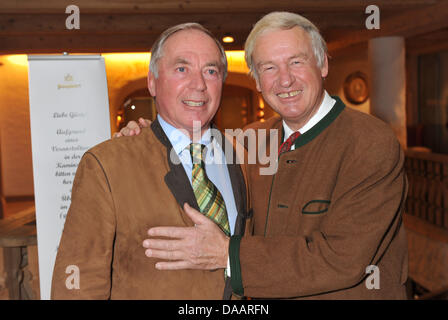 Ehemalige österreichische Ski-Athleten Karl Schranz (l) und Gastwirt Balthasar Hauser stellt während der 20. Bayerischen Kalb Wurst Party Going, Österreich, 22. Januar 2011. Die 2500 Gäste aufgewärmt für das folgende Hahnenkamm-Rennen in Kitzbüheler. Foto: Felix Hoerhager Stockfoto