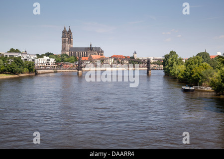 Elbe und Blick über Stadt, Magdeburg, Sachsen Anhalt, Deutschland Stockfoto