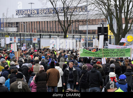 Mehrere tausend Menschen aus Berlin und Brandenburg demonstrieren gegen die geplante zentrale Flughafen BBI in Schönefeld, Deutschland, 23. Januar 2011. Die Bürger-Union Berlin Brandenburg hatte weniger Menschen erwartet. Nach Angaben der Polizei ging dem Protestmarsch auf ruhig ohne unvorhergesehene Zwischenfälle. Zehntausende Menschen werden erwartet, eine zweite Demonstration zugunsten verschiedener f Stockfoto