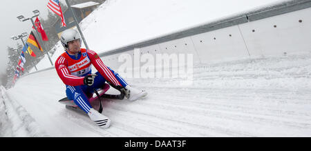 Der russische Luge Athlet Albert Demtschenko macht Währenddes Rennrodel-Weltcup in Altenberg, Deutschland, 23. Januar 2011 Platz 3. Foto: Arno Burgi Stockfoto