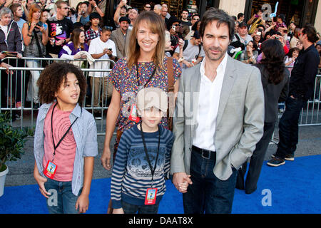 US-Schauspieler Eric McCormack (R) und seine Familie kommen für die Weltpremiere des Films "Gnomeo und Julia" in Los Angeles, USA, 23. Januar 2011. Foto: Hubert Boesl Stockfoto