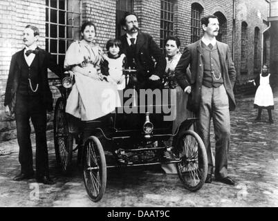 (Dpa-Datei) Eine Datei im Bild datiert 1894 von der Familie Benz (L-R) Richard, Thilde, Ellen, Carl Friedrich Benz, Clara und Eugen in Mannheim, Deutschland. Benz wurde 25. November 1844 in Karlsruhe geboren und starb am 4. April 1929 in Ladenburg. Er gründete "Benz & Cie' 1883, der Vorgänger von Daimler-Benz. Foto: Dpa Stockfoto