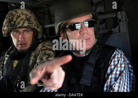 Verteidigungsminister Thomas de Maizière (CDU, r.) Sitzt bin Sonntag (18.09.11) Auf Dem Flug Vom Camp Marmal in Afghanistan in Das Camp Northern Light Neben Dem beibehaltene Regional Kommando Nord, Generalmajor Markus Kneip (l.) Einem Black Hawk Hubschrauber. De Maizieres Dritte Afghanistan-Reise Seit seit Amtsantritt Gelte Vor Allem Den Verbuendeten Im Norden des Landes, erklaerte Stockfoto