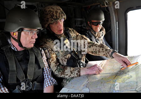 Verteidigungsminister Thomas de Maizière (CDU, l.) Sitzt bin Sonntag (18.09.11) Auf Dem Flug Zum Camp Hazrat-e Sultan (Afghanistan) in Einem Black Hawk Hubschrauber Neben Dem Regionalkommandeur Nord (RC-N) der ISAF, Generalmajor Markus Kneip (M.). De Maizieres Dritte Afghanistan-Reise Seit seit Amtsantritt Gelte Vor Allem Den Verbuendeten Im Norden des Landes, Erklaerte der CDU-Po Stockfoto