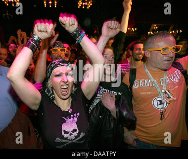 Anhänger der Piratenpartei jubeln bei der Wahl party nach ersten Computer Prognosen der Wahl für den Landtag in Berlin, Deutschland, 18. September 2011. Laut Vorhersagen die Partei acht Prozent der Stimmen erhielt und damit zum ersten Mal in einem Parlament eines Bundesstaates gewählt wurden.    Foto: Stephanie Pilick Stockfoto