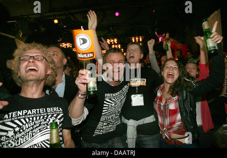 Anhänger der Piratenpartei jubeln bei der Wahl party nach ersten Computer Vorhersagen über die Ergebnisse der Wahlen zum Landtag in Berlin, Berlin, Deutschland, 18. September 2011. Laut Vorhersagen die Partei acht Prozent der Stimmen erhielt und damit zum ersten Mal in einem Parlament eines deutschen Staates gewählt wurden. Foto: Stephanie Pilick Stockfoto